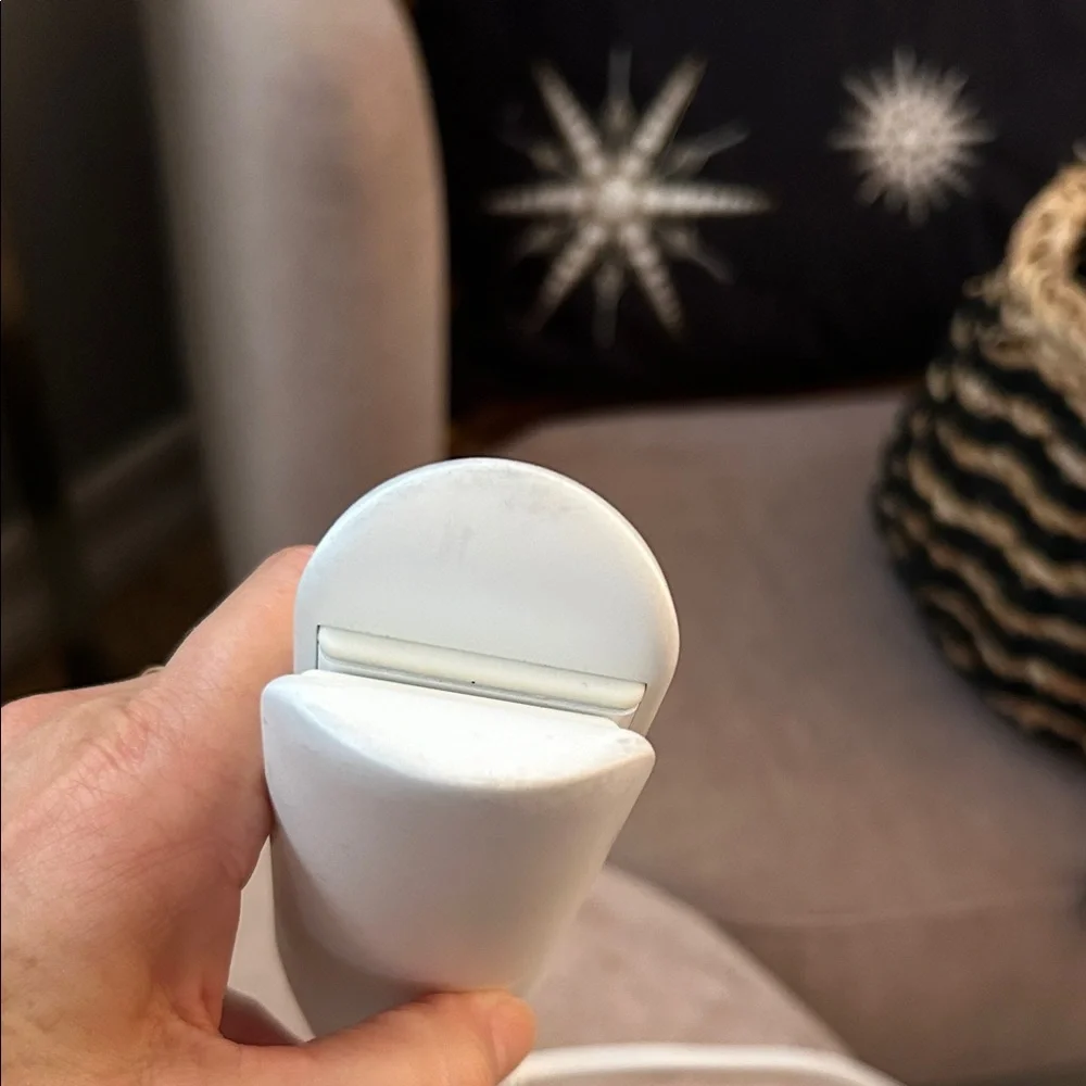 T3 Lucea 1.5” White Hair Straightener - Picture 6 of 7